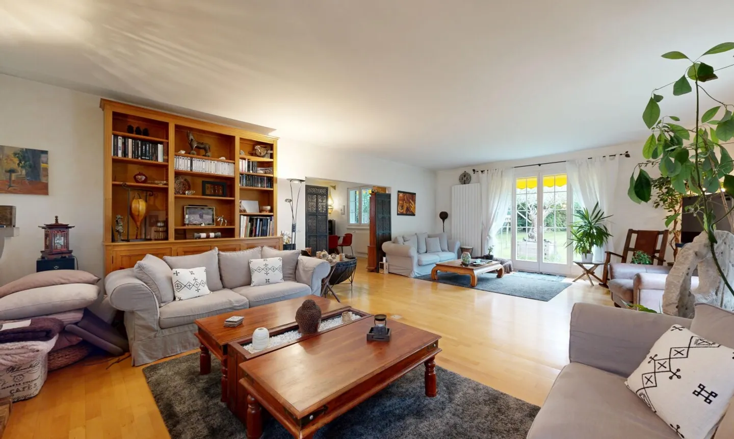 Bright family house with garden and great potential - Photo 2 of 11