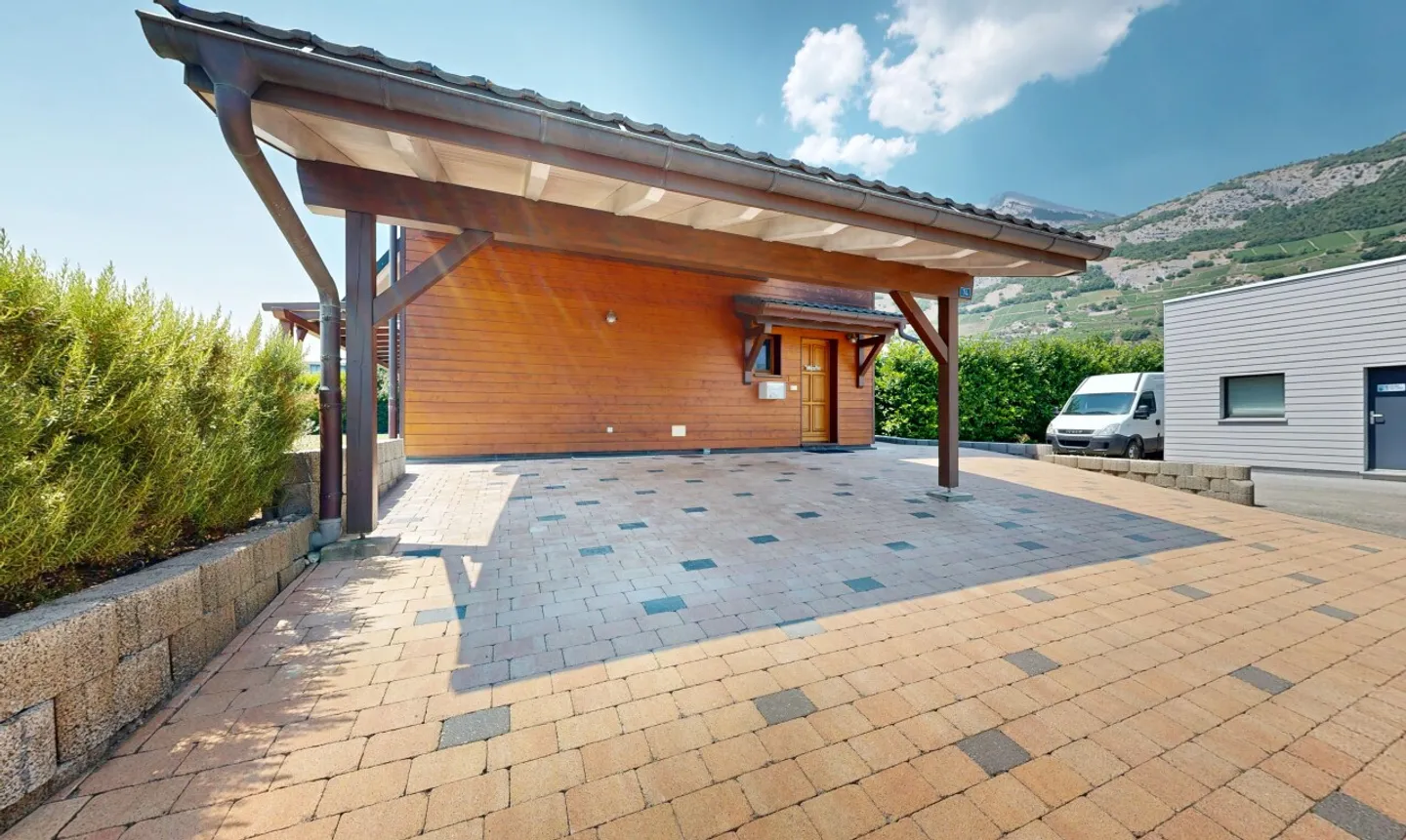 Spacious Family Home with Garden - Photo 8 of 11