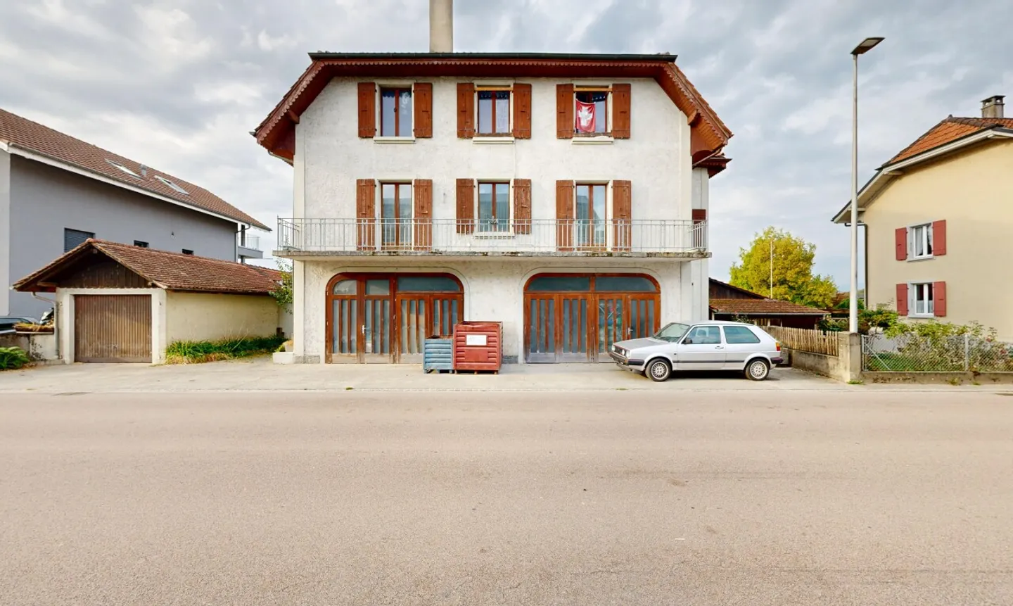Immeuble: 2x 4,5 pcs + studio + grand garage et surface bureau - Photo 2 sur 11