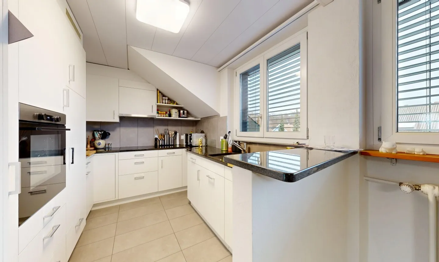 Ampio attico di 5,5 stanze con vista panoramica in una posizione tranquilla - Foto 4 di 11