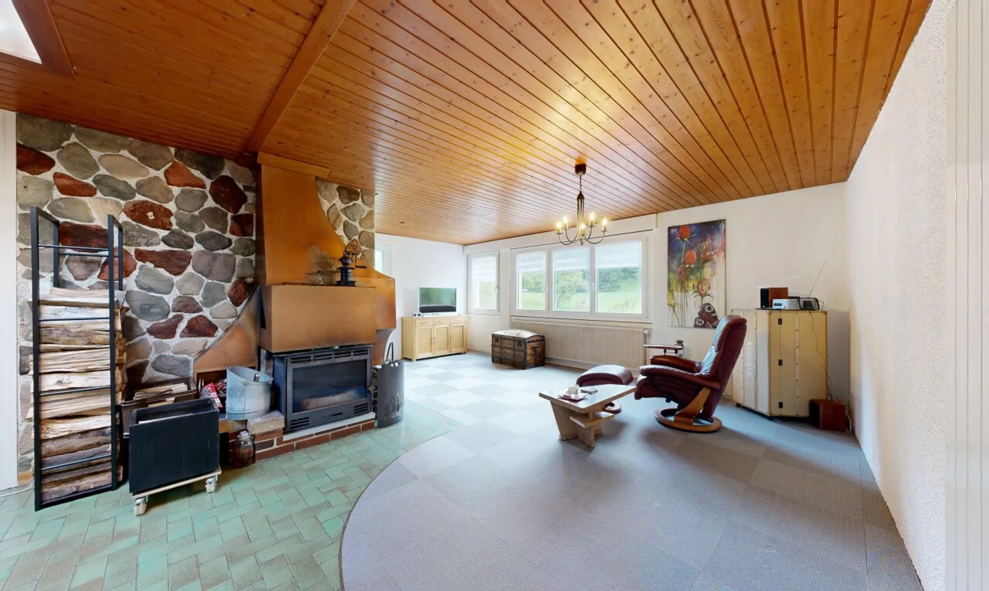 180m² Villa in Locle: Great Potential and Stunning Nature View - Photo 4 of 11