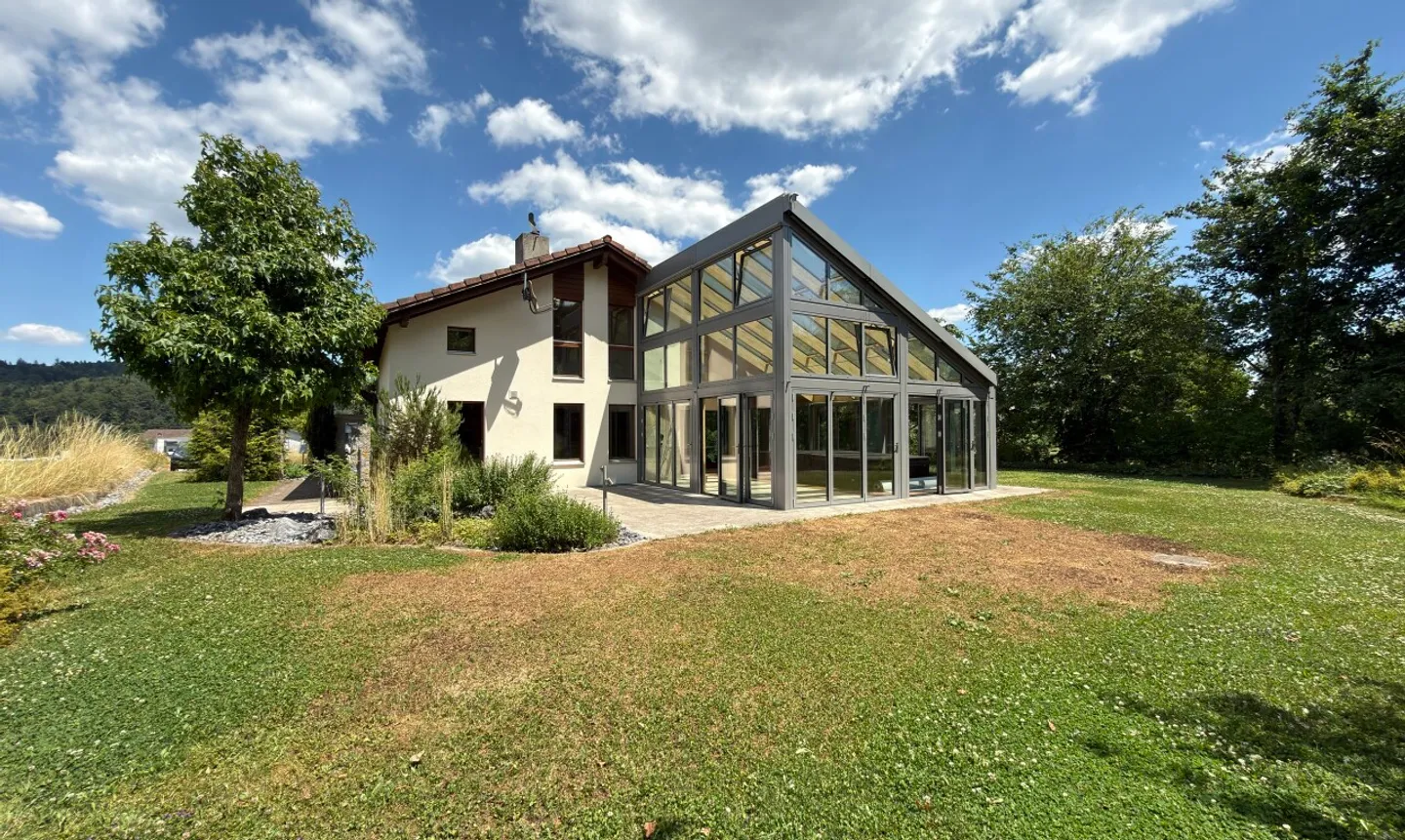 Grande Casa Familiare con Giardino, Veranda e Molto Potenziale - Foto 1 di 11