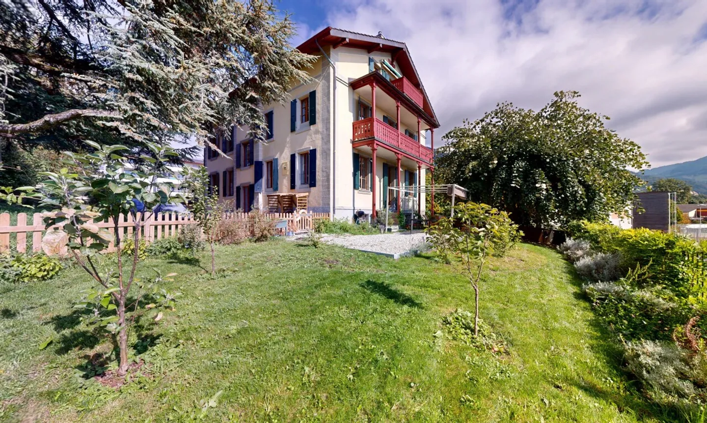 Magnificent renovated garden-level apartment in Saint-Légier - Photo 9 of 11