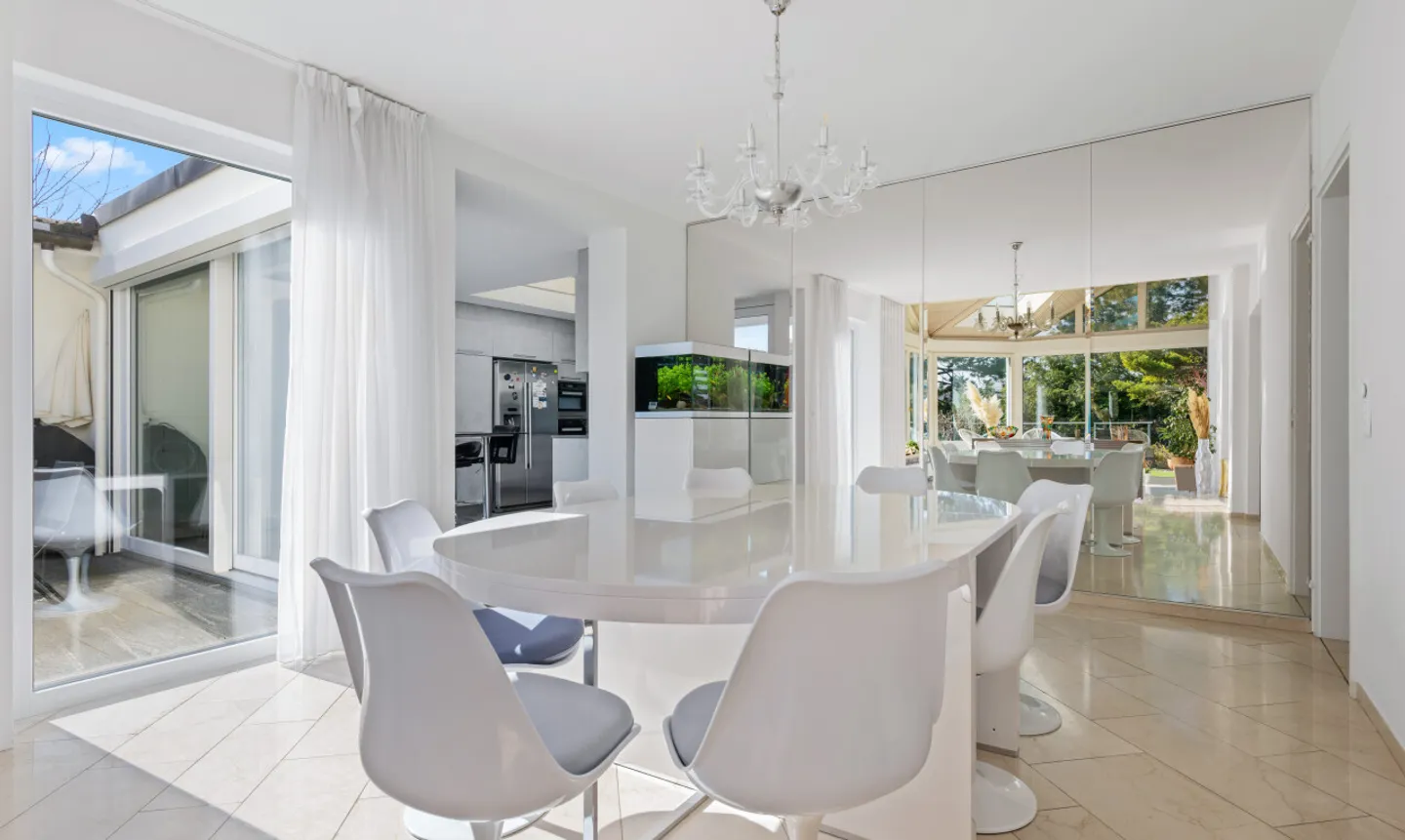 Exclusive villa with gallery, indoor pool and garden idyll - Photo 10 of 11