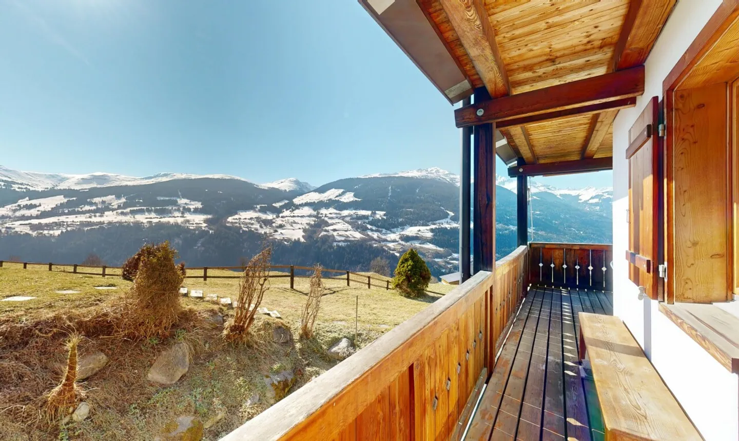 3.5-room apartment with panoramic view & fireplace in Brigels - Photo 3 of 11