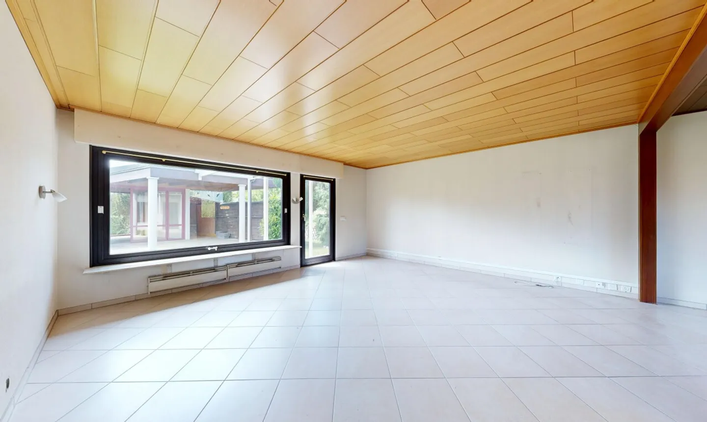 Affascinante casa con 6 camere in una posizione tranquilla e elevata - Foto 2 di 11