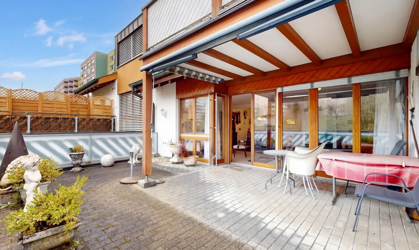225 m² of living space – Plenty of room for family, hobbies & home office - Photo 1 of 11