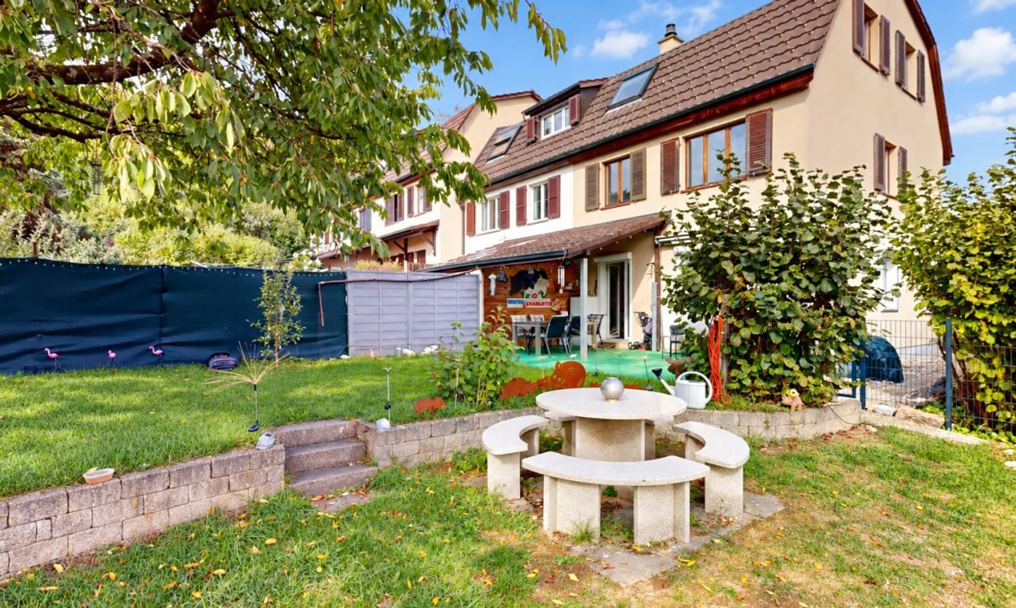 5.5-Room Corner Townhouse with Generous Garden and Far-Reaching Views - Photo 1 of 11
