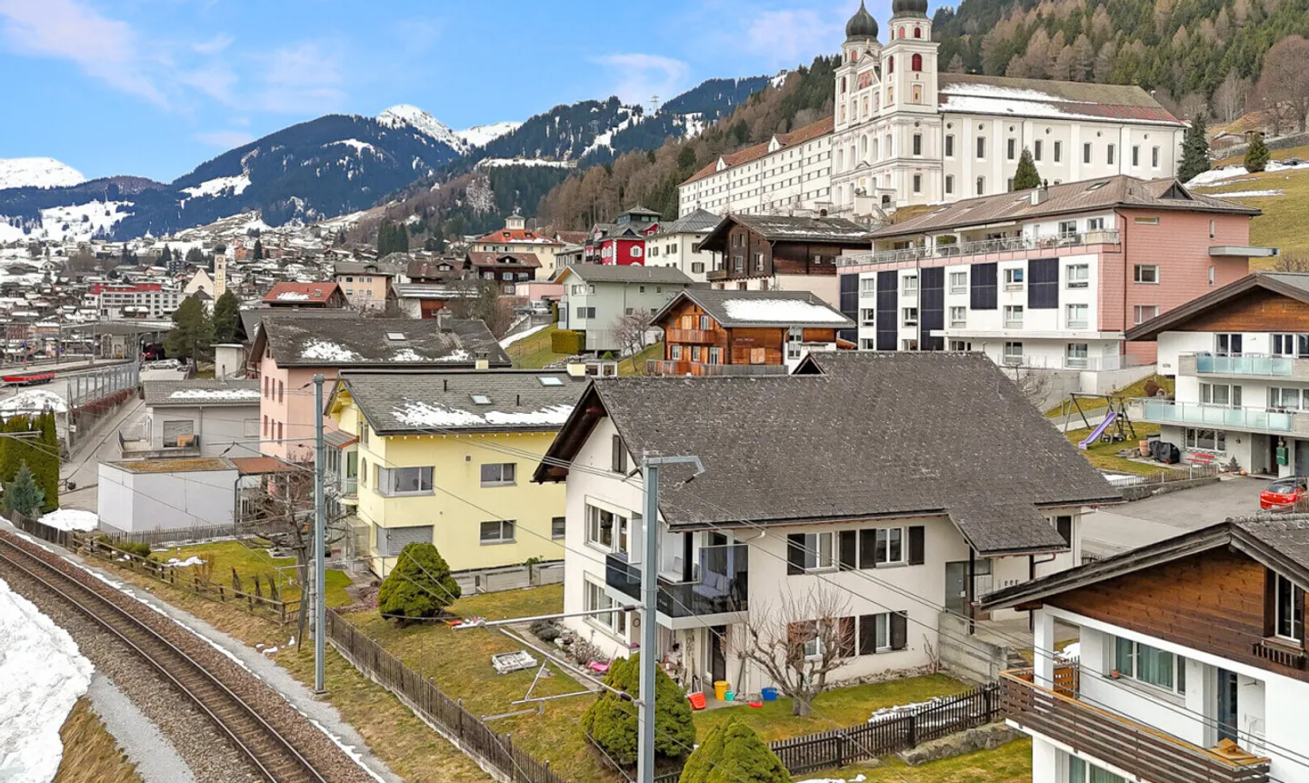 Yield property: Multi-family house with 5 units in Disentis - Photo 1 of 11