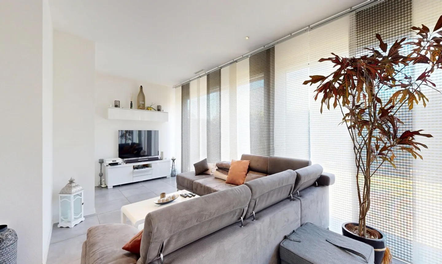 Bright contemporary villa close to the lake and amenities - Photo 7 of 13