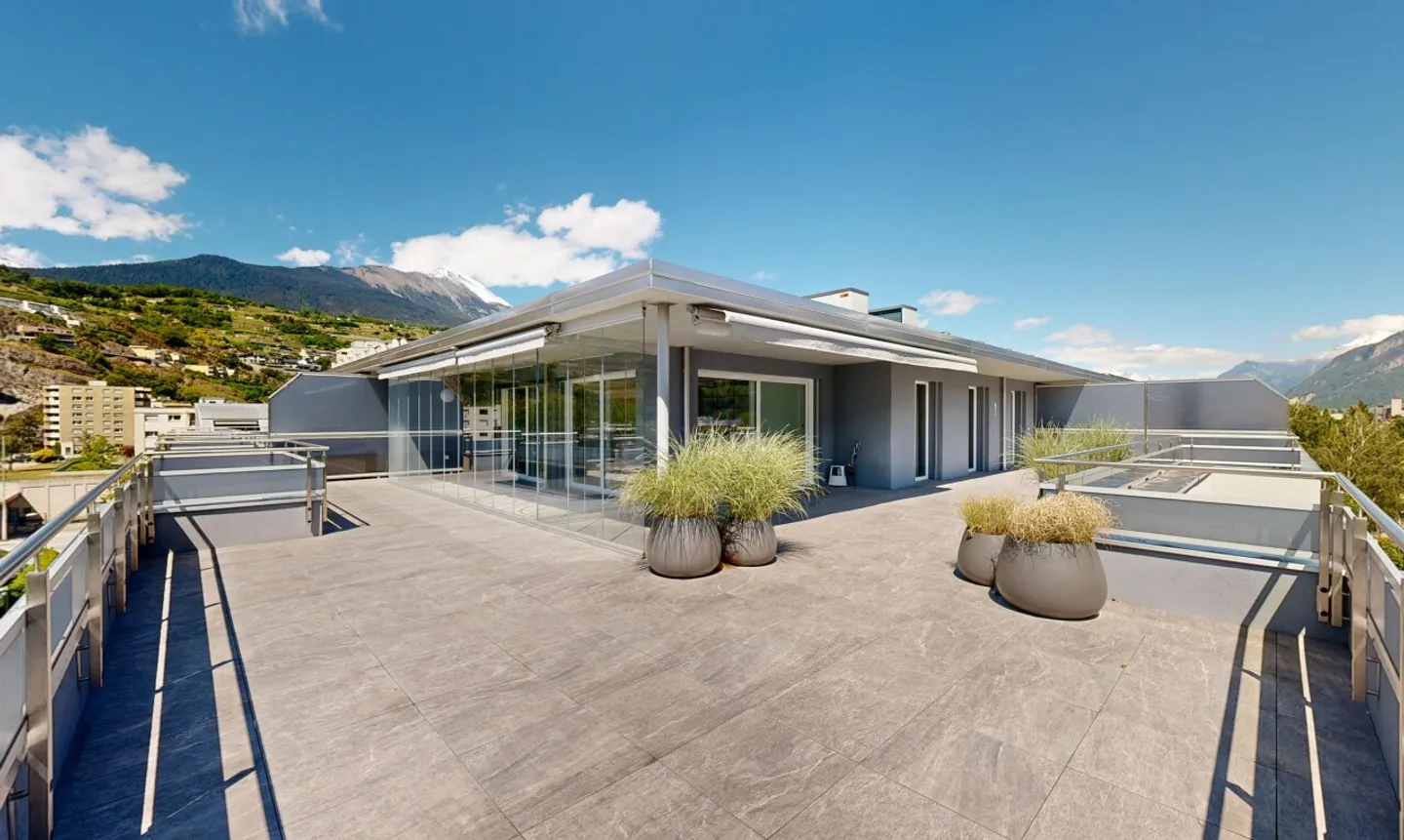 Exceptional penthouse with large terrace in Sion - Photo 1 of 11