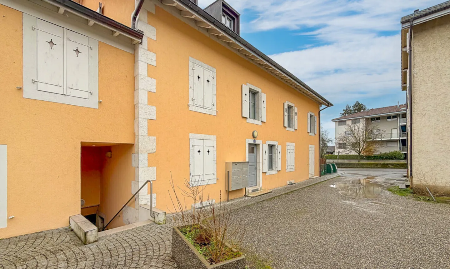Spacious 5-room apartment of 97 m² in the heart of La Plaine - Photo 1 of 11
