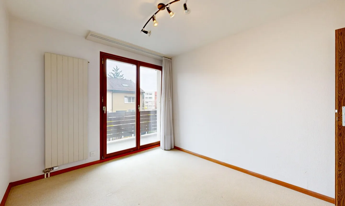 Spacious End Row House with Garden and Converted Attic - Photo 7 of 11
