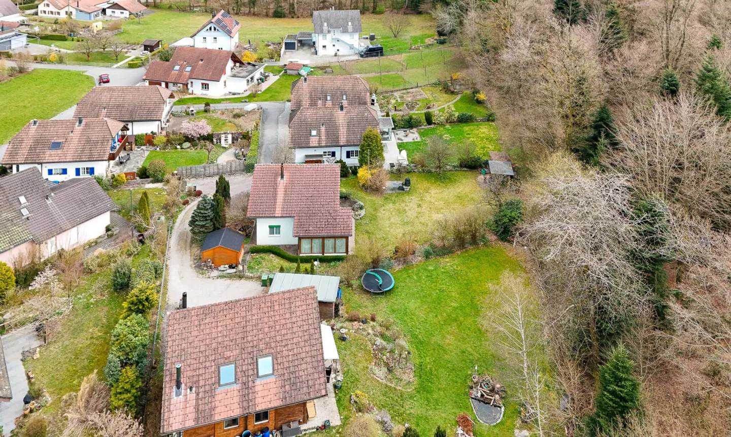 Well-maintained single-family house with garden, tranquility, and direct forest access - Photo 2 of 11