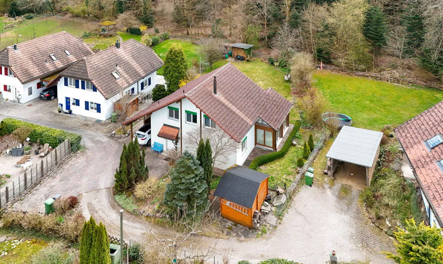 Well-maintained single-family house with garden, tranquility, and direct forest access - Photo 1 of 11