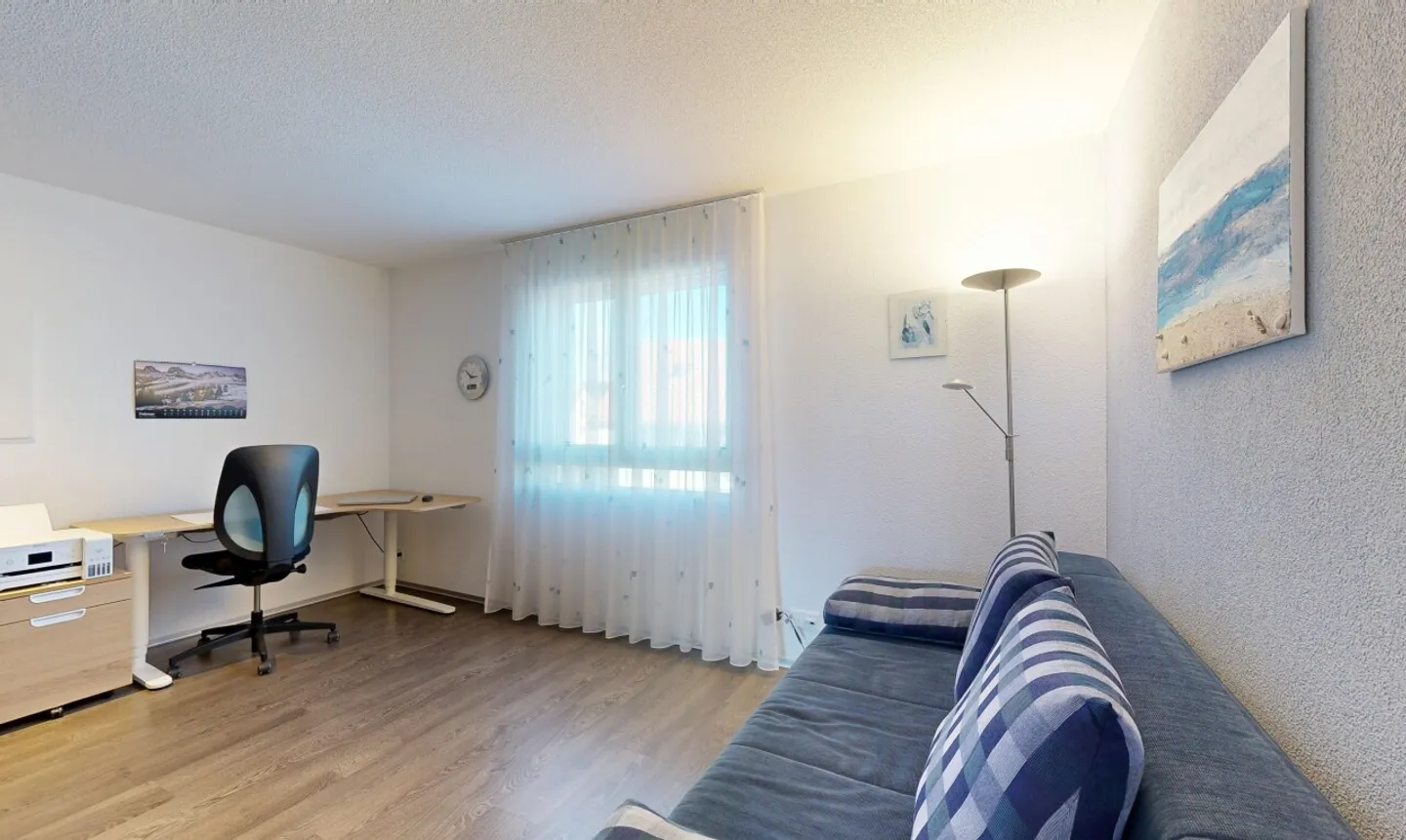 Moderno, luminoso e centralmente situato con bella vista - Foto 7 di 11