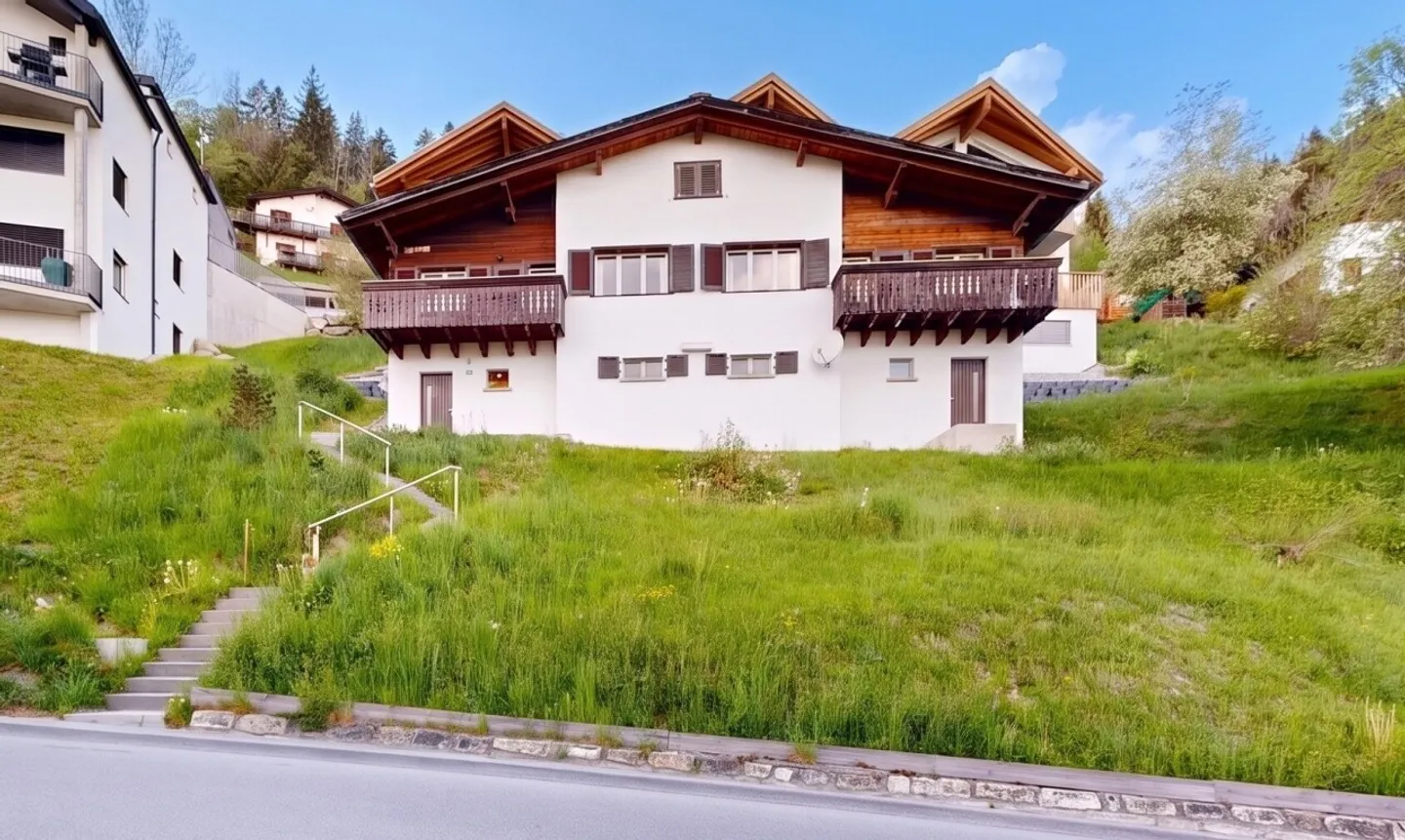 Charmantes Chalet mit Bergsicht und Ausbaupotenzial in Laax - Photo 1 sur 11
