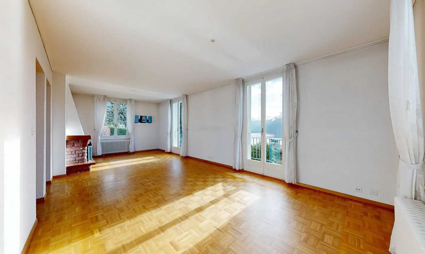 Superba villa con piscina e panorama unico sul lago e le Alpi - Foto 10 di 11