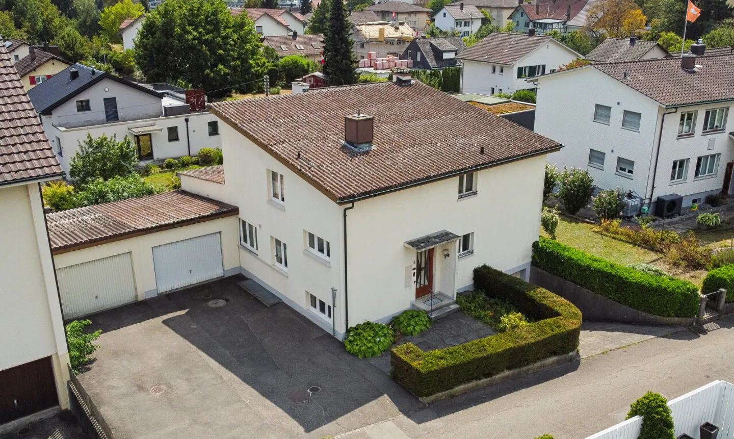 Grosszügiges Einfamilienhaus mit 2 Wohnungen und grossem Garten - Foto 1 di 11