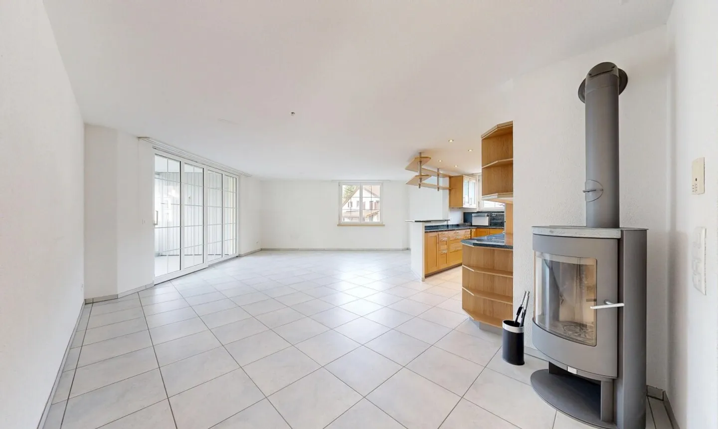 Luminoso appartamento di 4,5 stanze con balcone vetrato - Foto 3 di 11