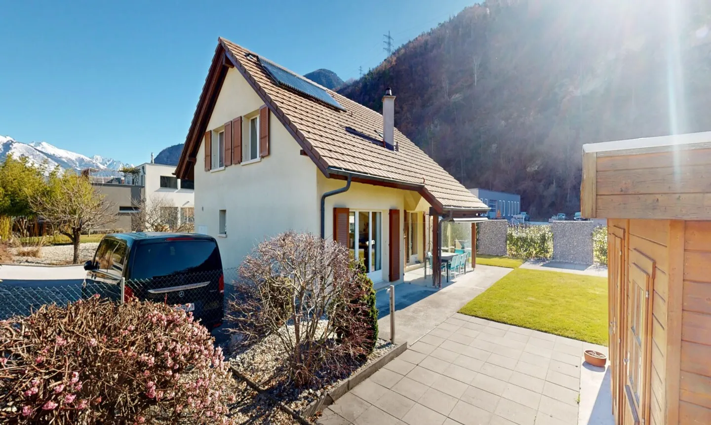 Charming 5.5 room family home with large garden - Photo 3 of 11