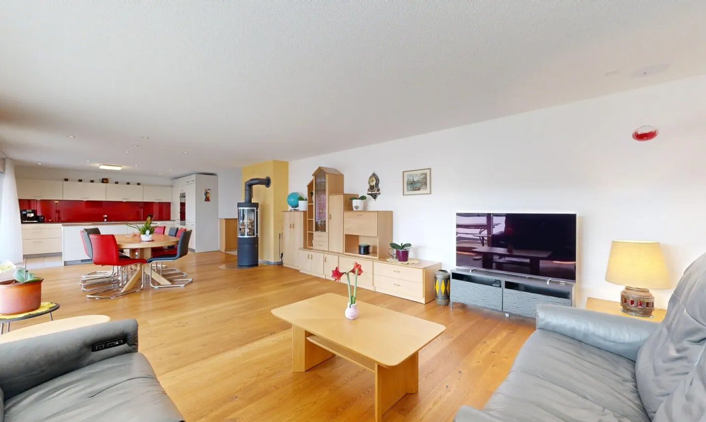 Moderno, luminoso e centralmente situato con bella vista - Foto 1 di 11