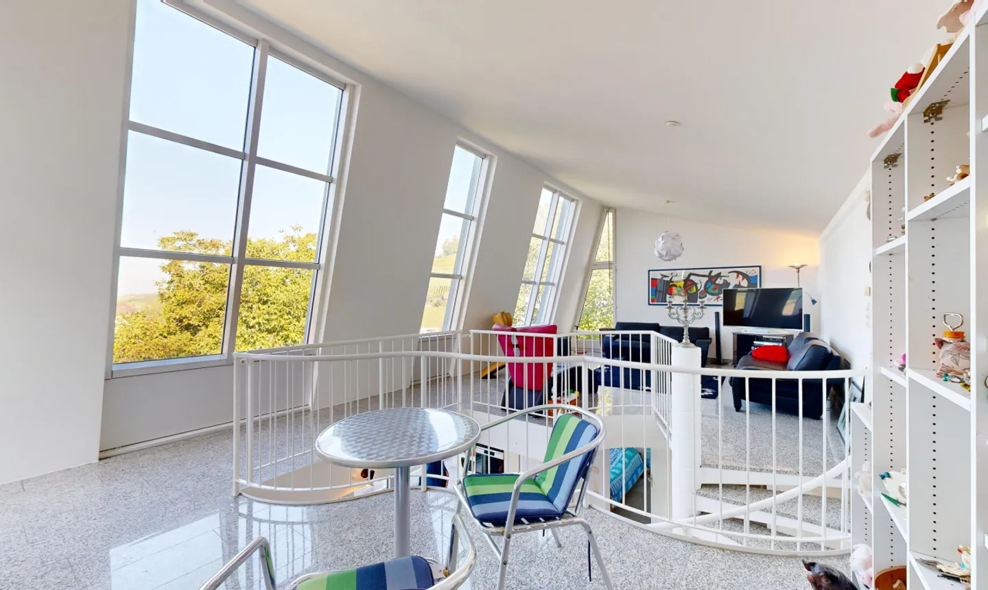 Casa unifamiliare con architettura unica e vista mozzafiato - Foto 3 di 13