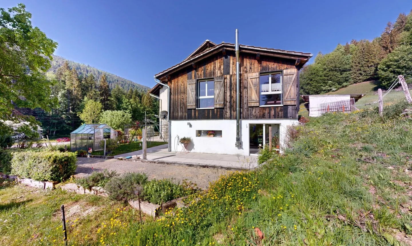 Les Bayards: Ancienne ferme avec grange et appartements - Photo 2 sur 11