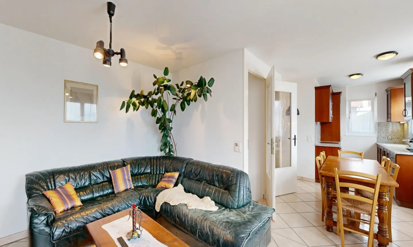 Magnificent 4.5-room house with convertible barn - Photo 4 of 11