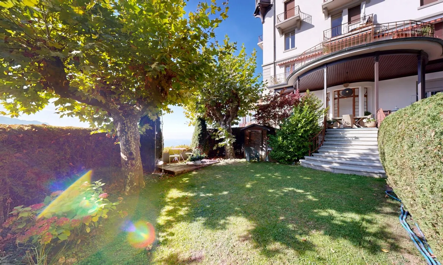 Heartfelt apartment with garden and panoramic view of the lake - Photo 2 of 11