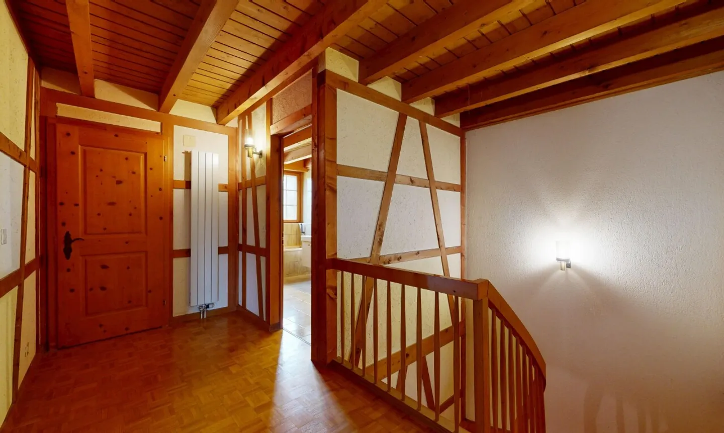 Maison mitoyenne avec jardin et énorme potentiel à Oetwil am See - Photo 4 sur 11
