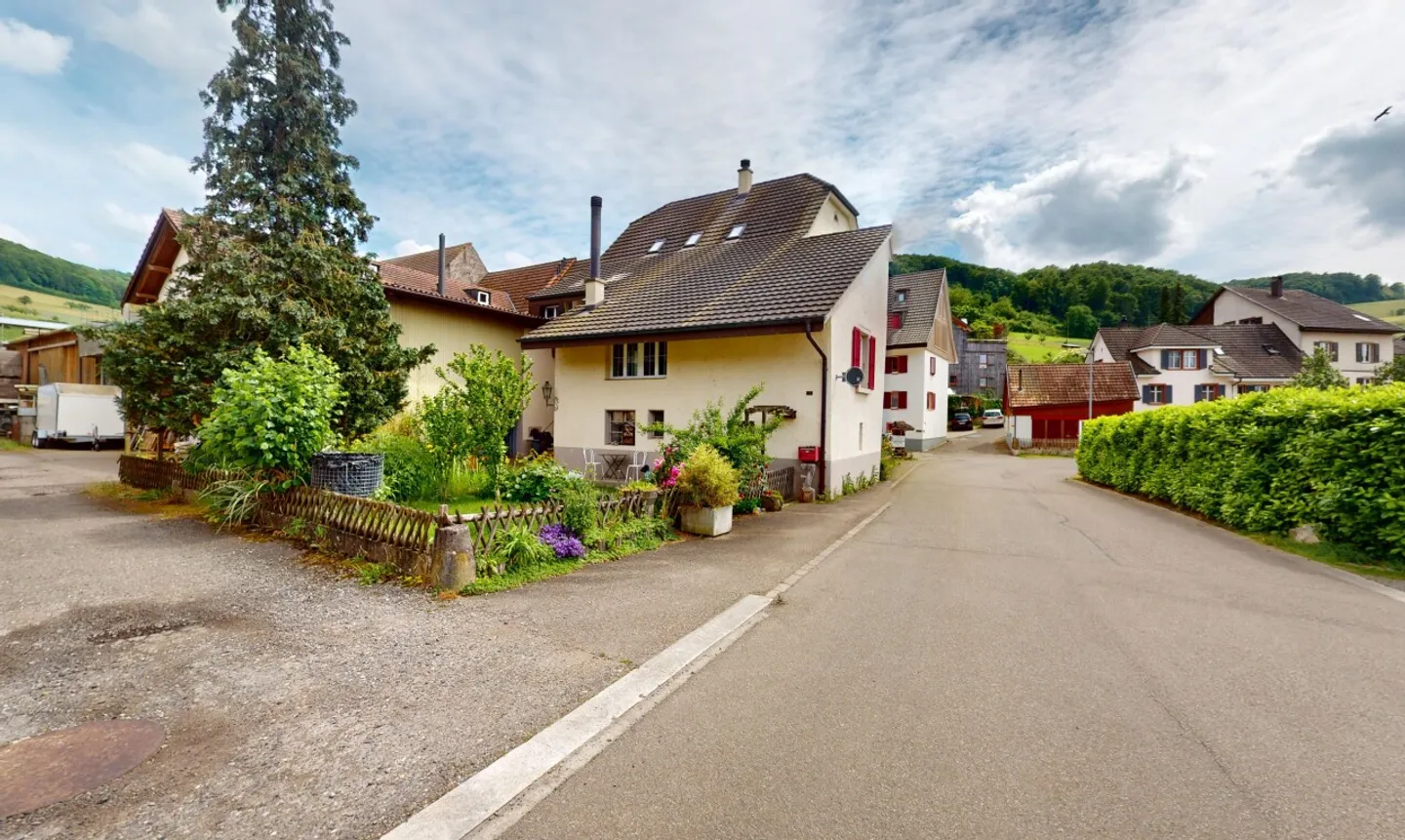 Spacious multi-generational house with great potential in Maisprach - Photo 2 of 13