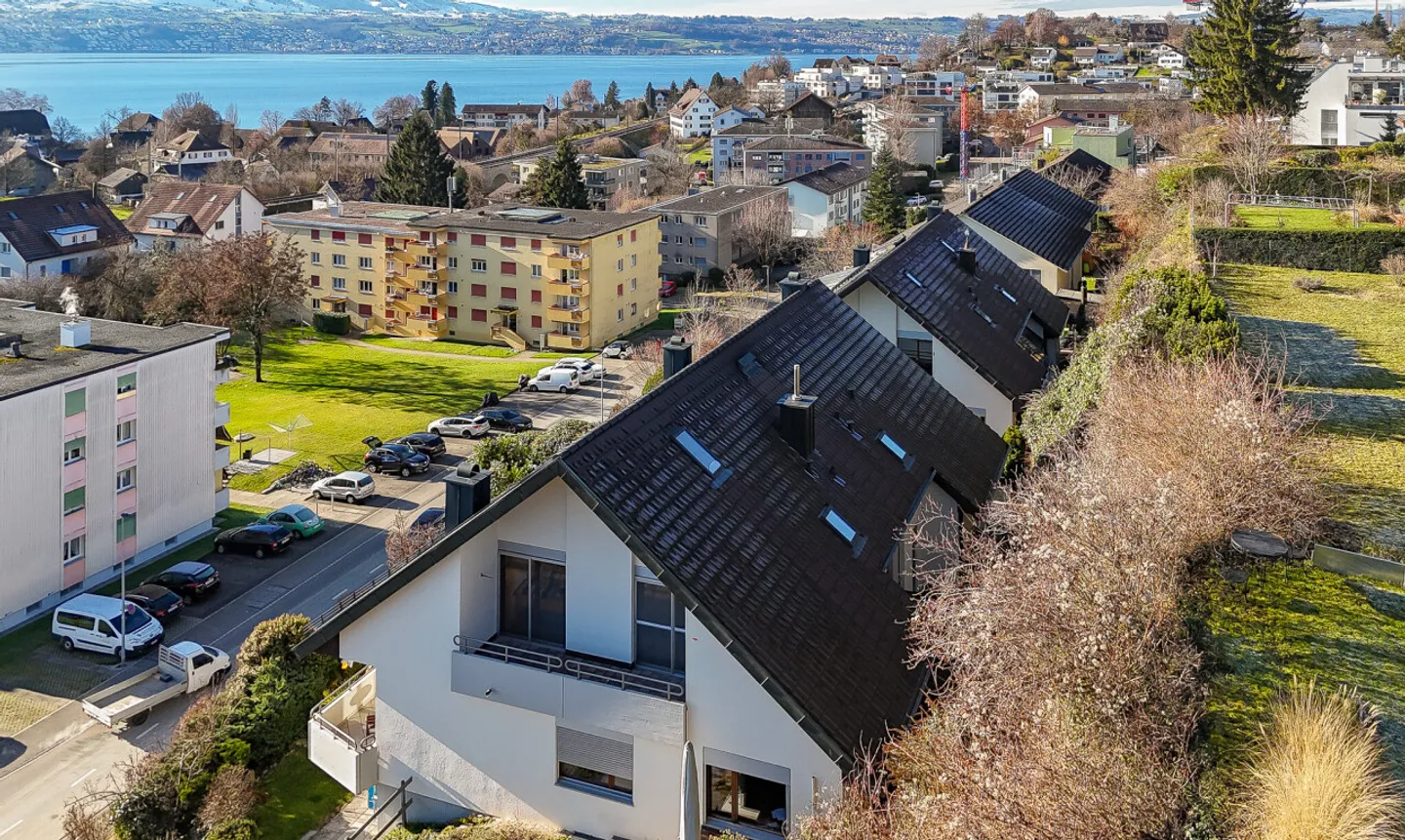 Stilvolles Attikawohnung mit Seesicht - Foto 1 von 11