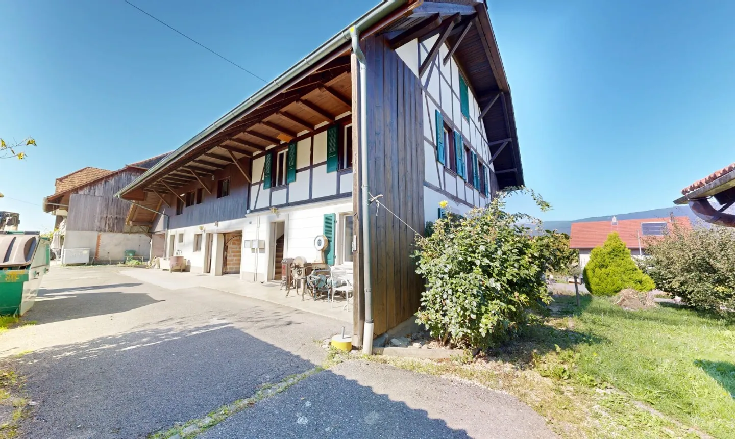 Fascino rurale con grande terreno e vicinanza ai laghi - Foto 4 di 11