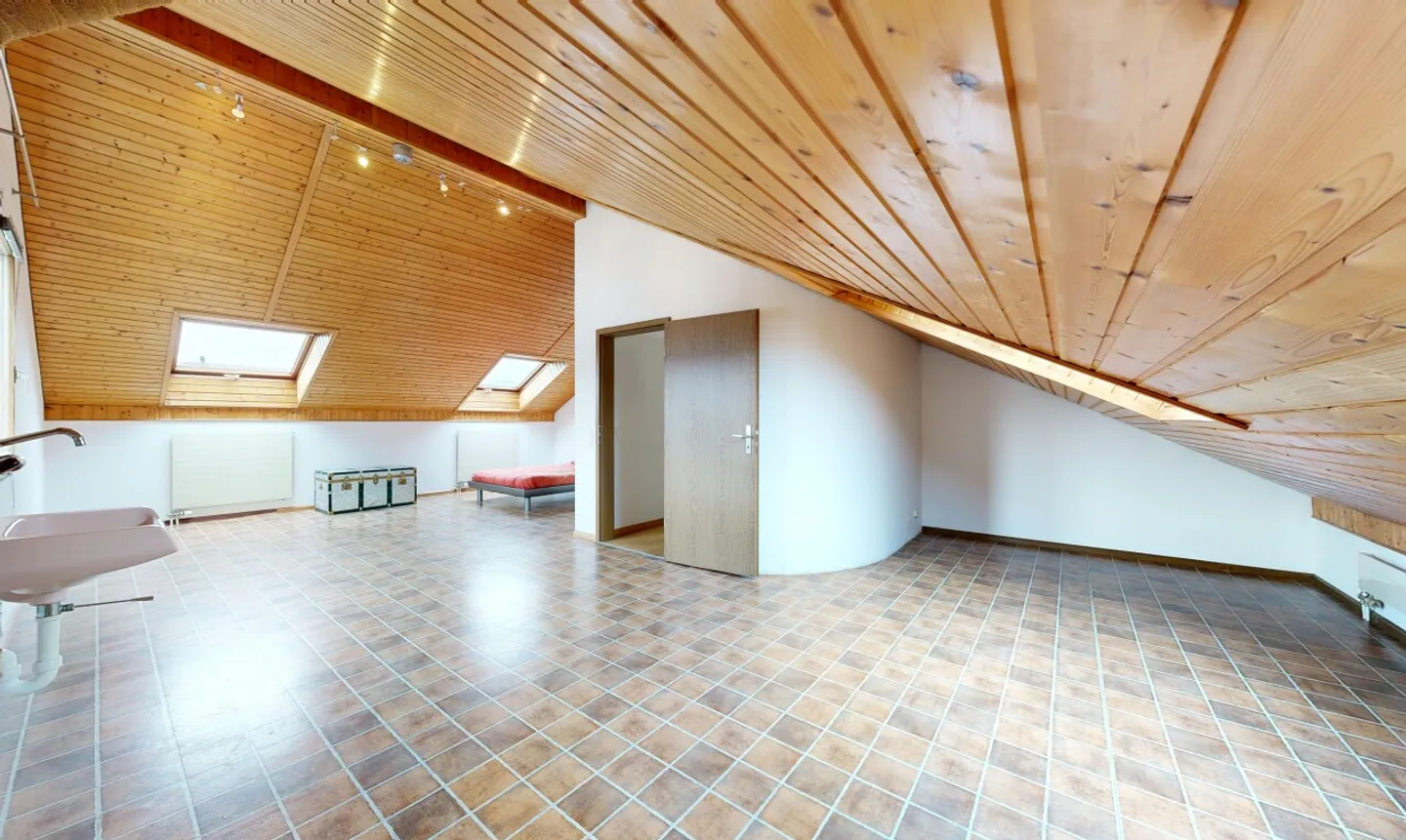 Spacious End Row House with Garden and Converted Attic - Photo 3 of 11