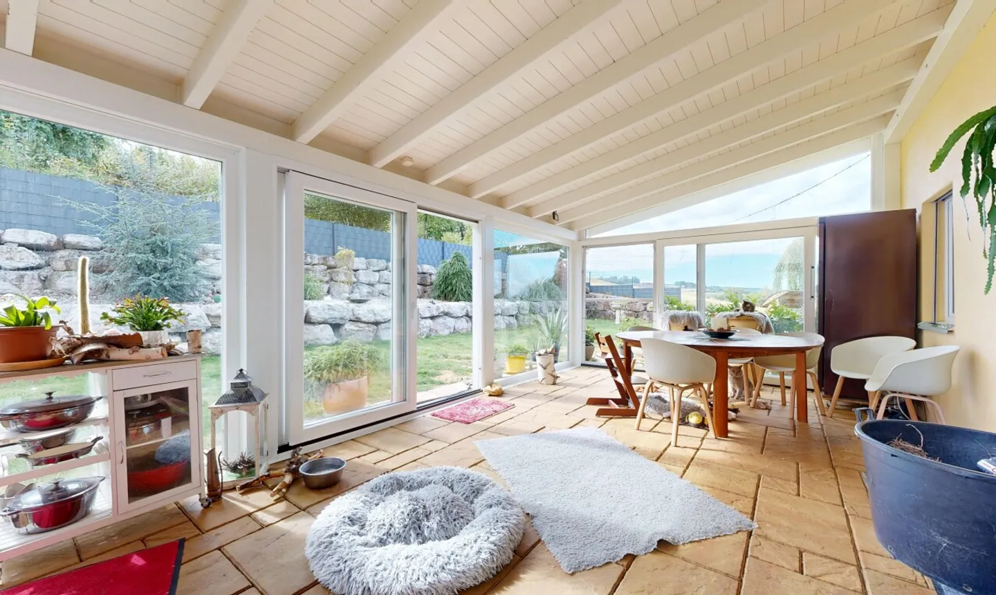 Spacious Family Home with Garden - Photo 8 of 11