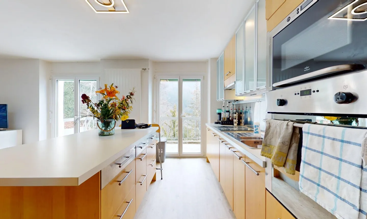 Top floor in Territet, with character and view of the lake and the Alps - Photo 8 of 13