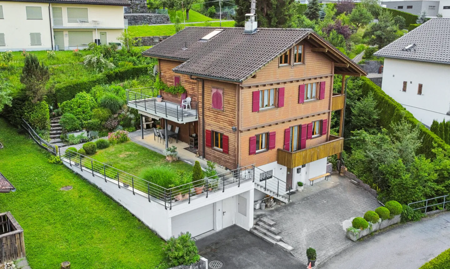 Casa unifamiliare con carattere di chalet. Posizione soleggiata con vista ampia - Foto 2 di 11