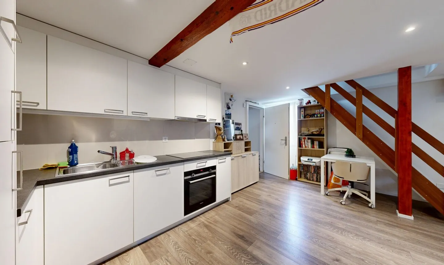 IMMEUBLE DE RENDEMENT RÉNOVÉ, AU CALME, PROCHE DE BULLE EN PLEIN ESSOR - Foto 10 von 13