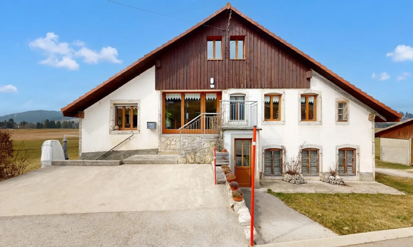 Freistehendes Haus von ca. 380 m², großes Grundstück und Bergblick - Foto 1 von 11