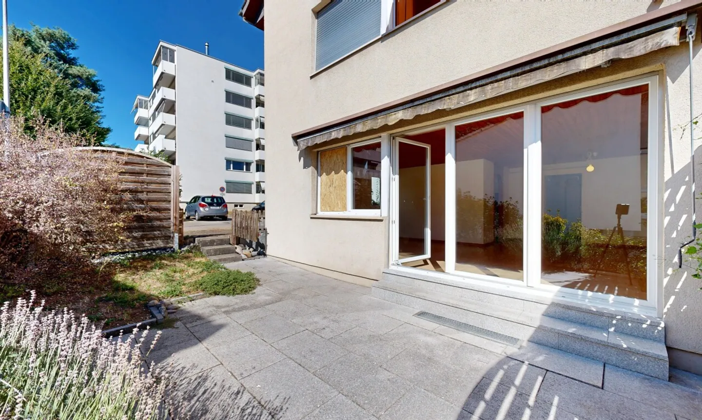 Accogliente appartamento con giardino, garage e due posti auto esterni - Foto 2 di 11