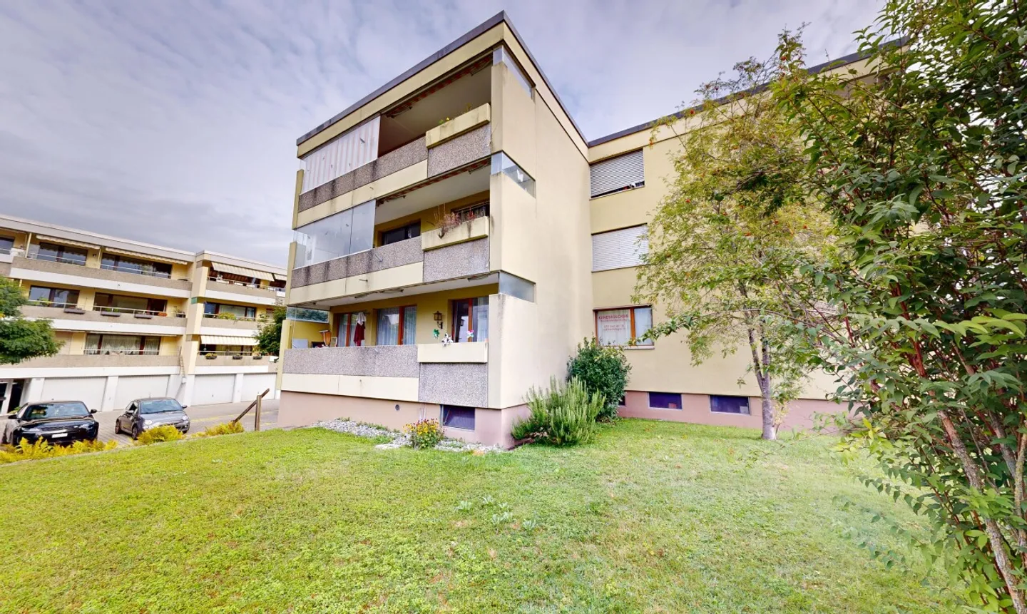 Appartamento soleggiato di 3,5 stanze con balcone e due posti auto - Foto 2 di 13