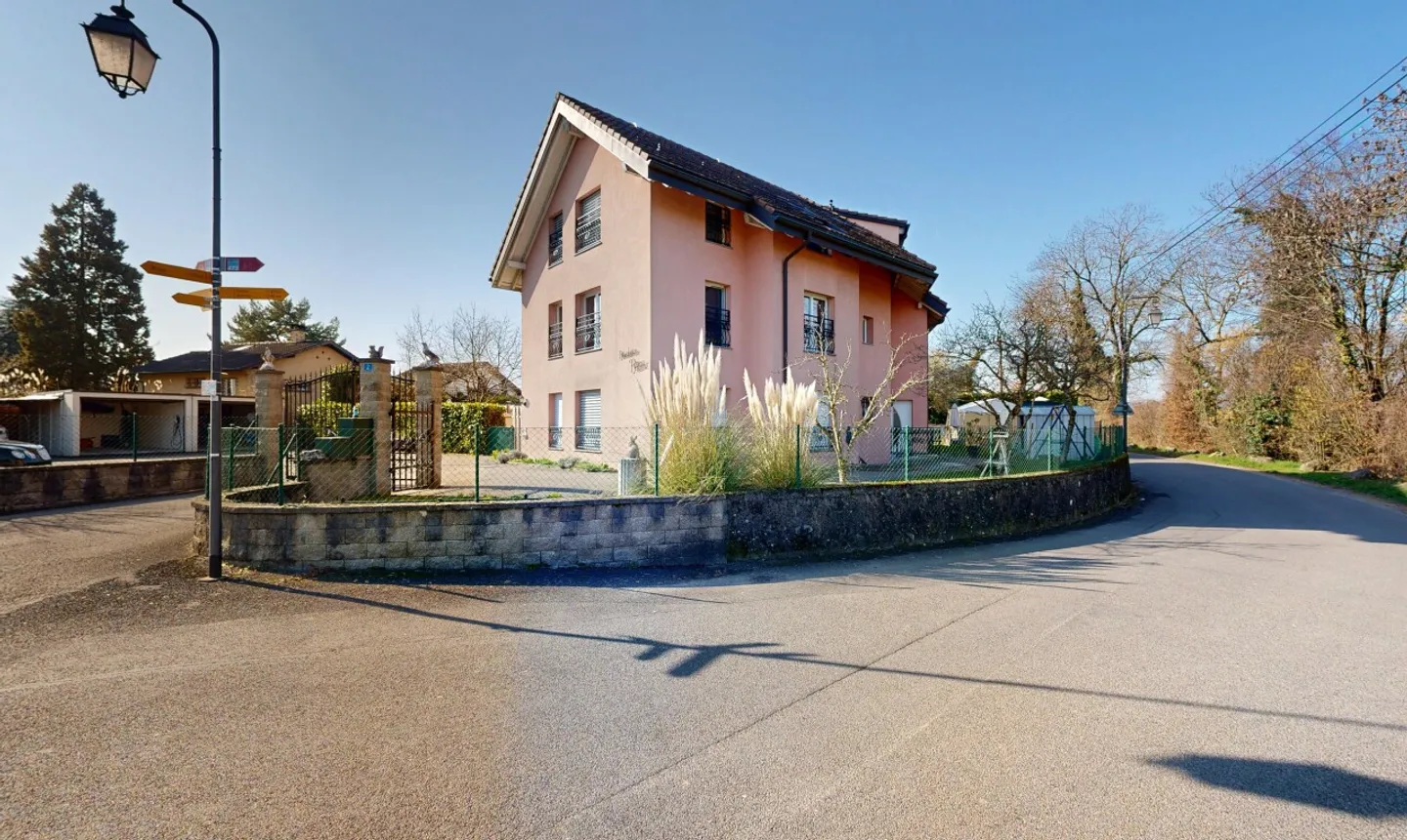 Spacious family apartment with balconies and garden in St-Prex - Photo 2 of 11