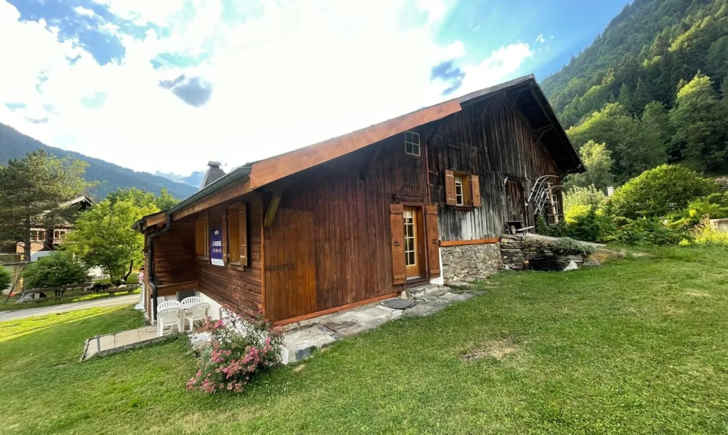Charming chalet: bucolic garden and rare potential - Photo 1 of 13