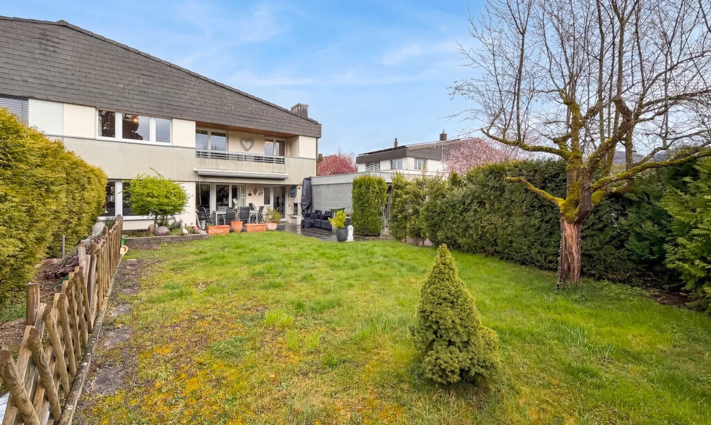 Renovated 5.5-room semi-detached house with large garden and separate garage - Photo 1 of 11