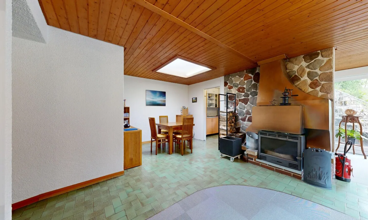 180m² Villa in Locle: Great Potential and Stunning Nature View - Photo 5 of 11