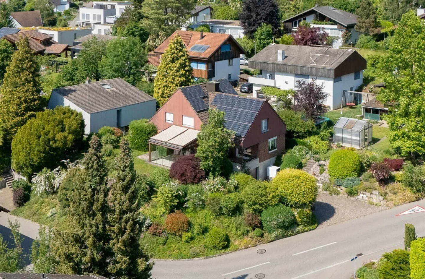 Gepflegtes 6-Zimmer-Einfamilienhaus mit Wintergarten und Solaranlage - Photo 1 sur 11