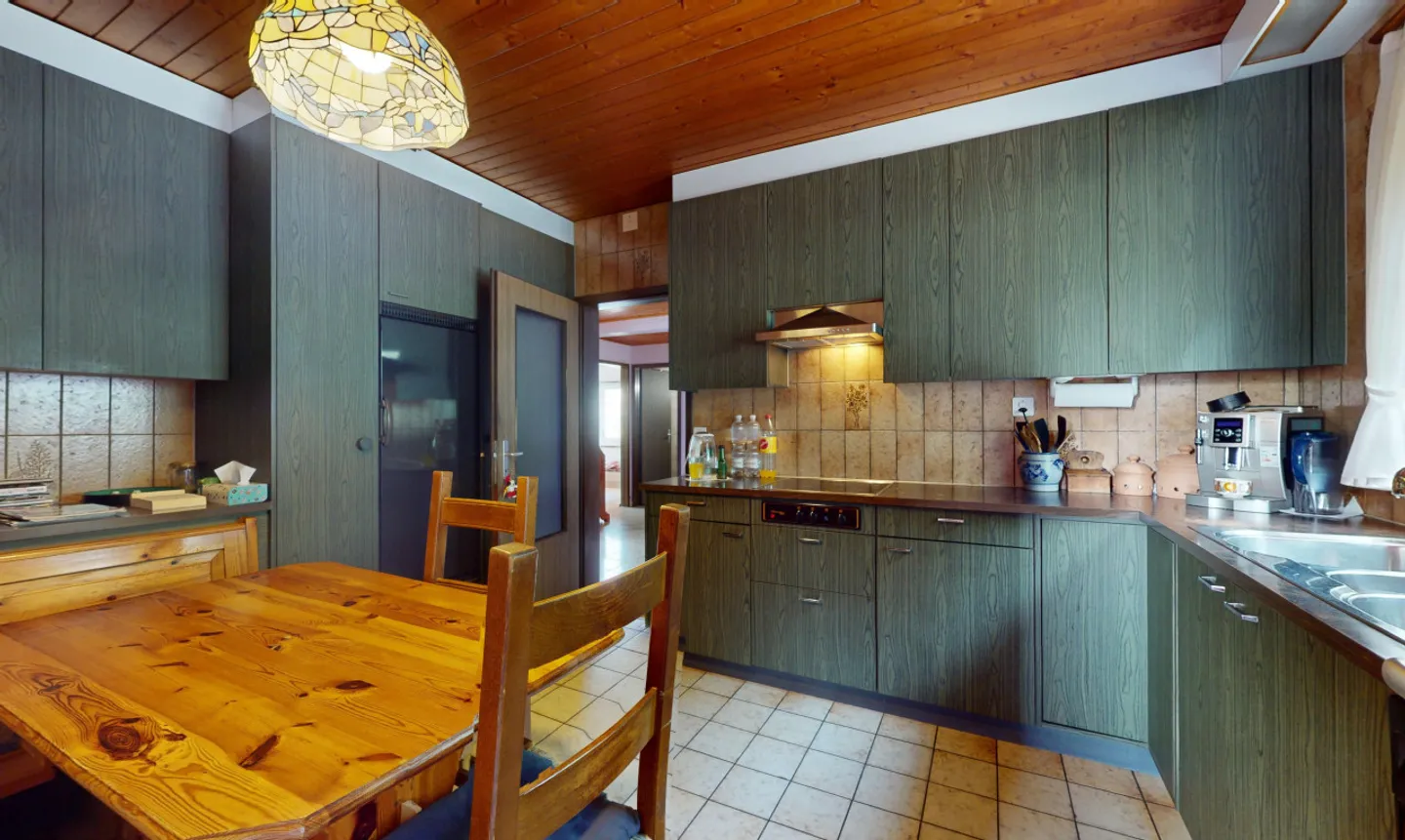 Maison individuelle de 9,5 pièces située au centre avec beaucoup de potentiel - Photo 9 sur 13