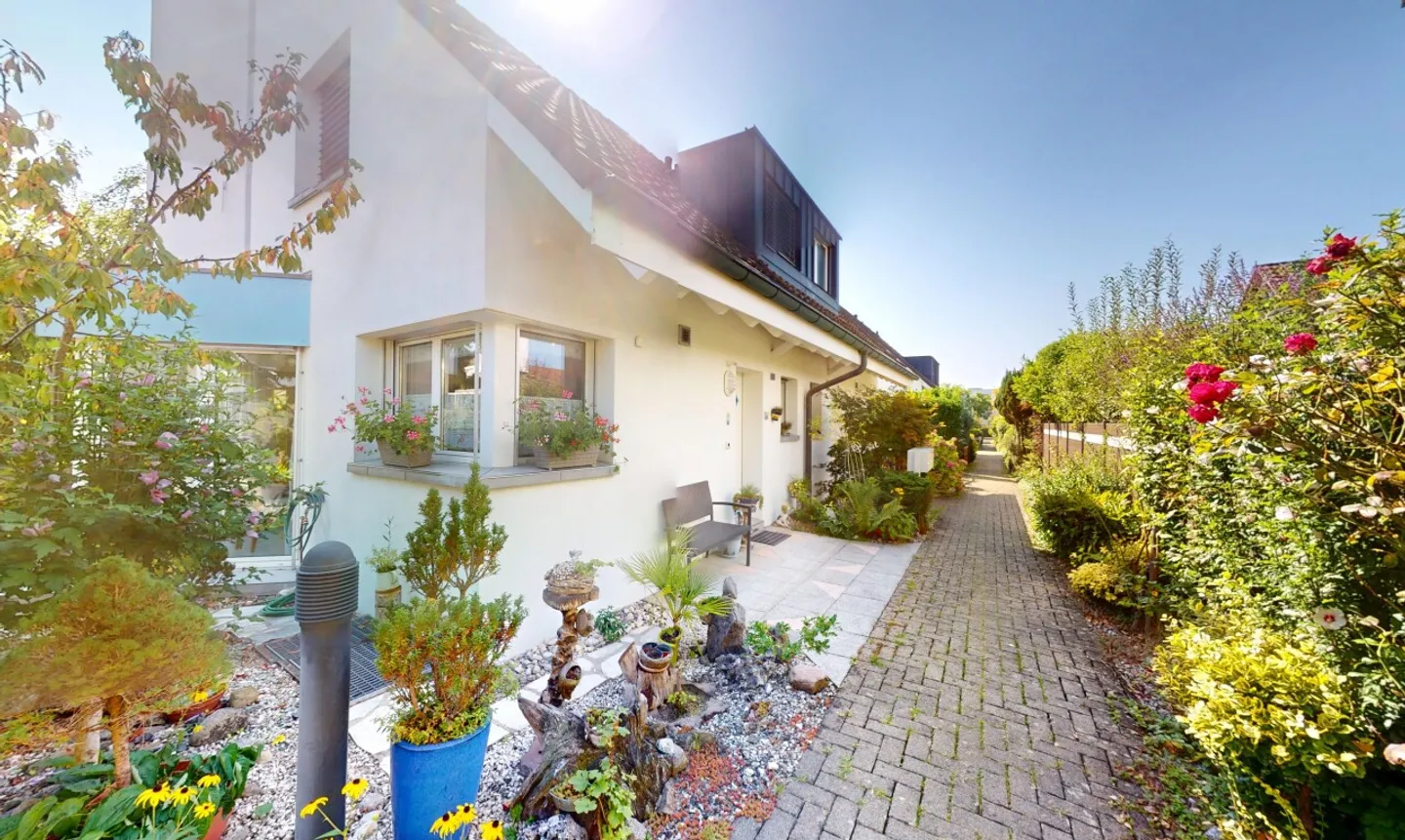 Casa bifamiliare di 5,5 stanze con veranda, giardino e 2 posti auto in garage - Foto 2 di 11