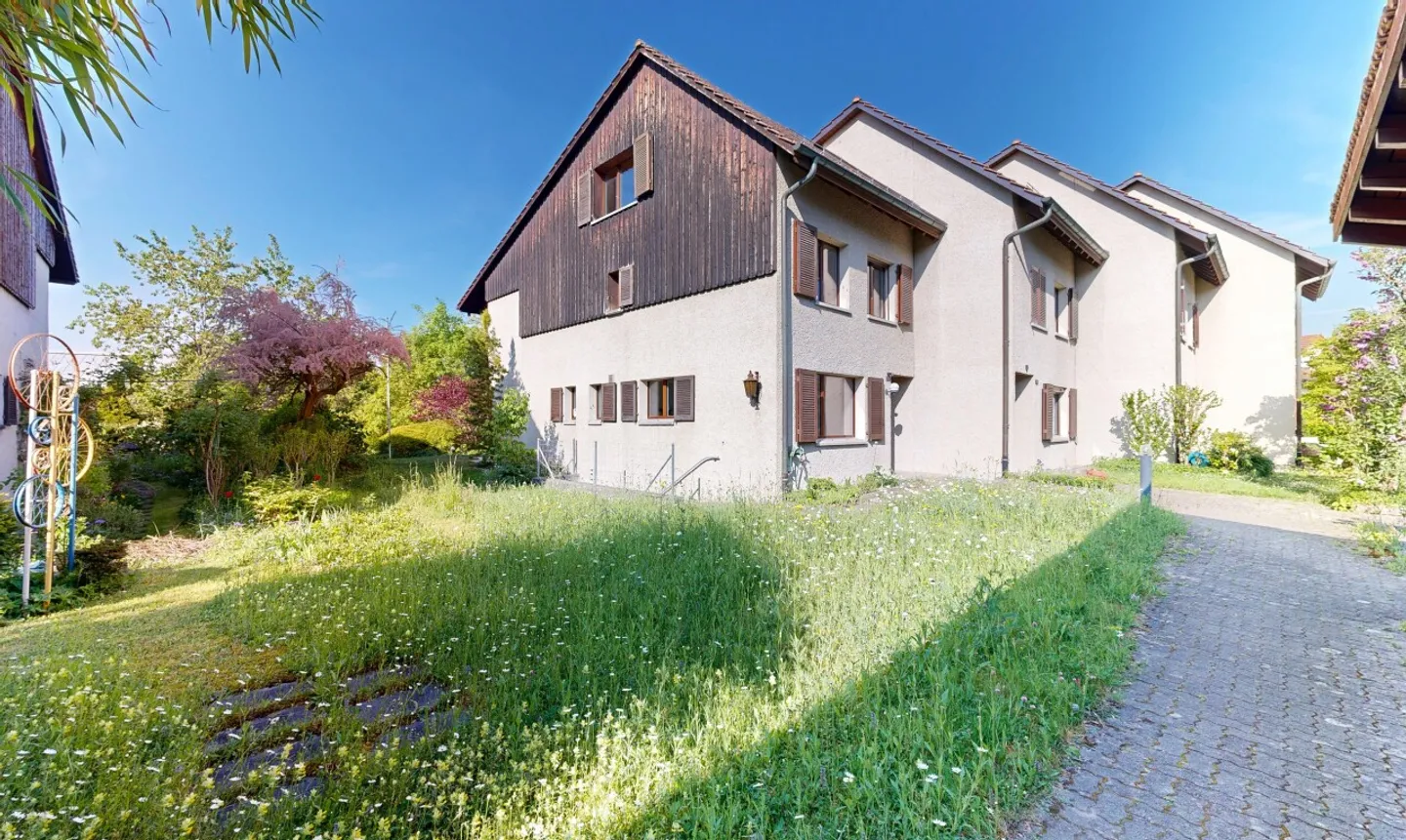 Charmante maison de ville de 5,5 pièces avec grenier aménagé - Photo 1 sur 11